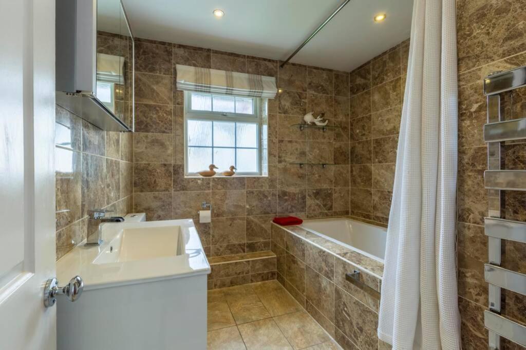 A Cheerful Three Bedroom House In Leafy Lytham Lytham St Annes Eksteriør billede