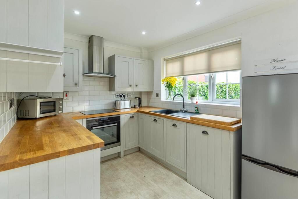A Cheerful Three Bedroom House In Leafy Lytham Lytham St Annes Eksteriør billede