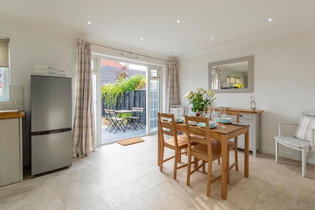 A Cheerful Three Bedroom House In Leafy Lytham Lytham St Annes Eksteriør billede
